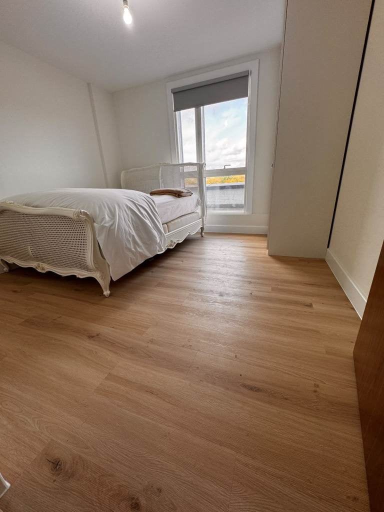 Flat Norbury Avenue in Greater London