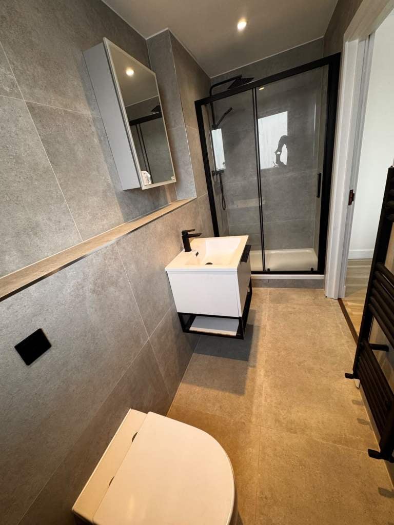 Flat Norbury Avenue in Greater London