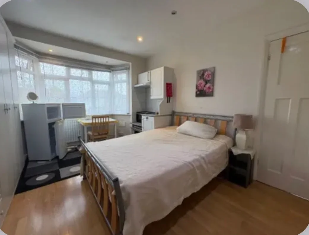 Room Rowantree Close in Greater London
