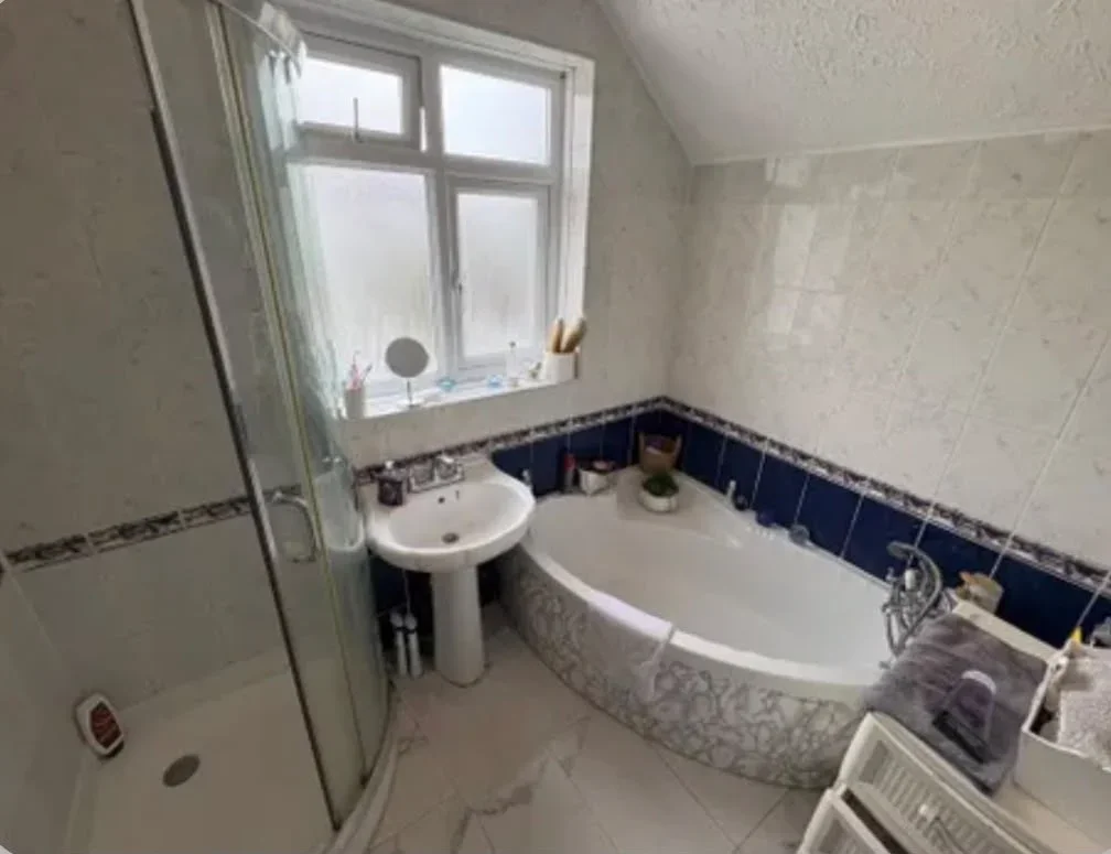 Room Rowantree Close in Greater London