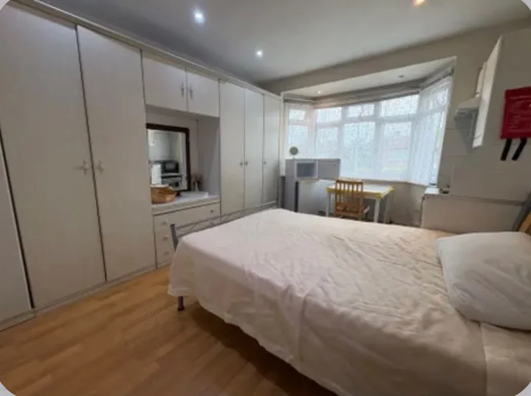Room Rowantree Close in Greater London