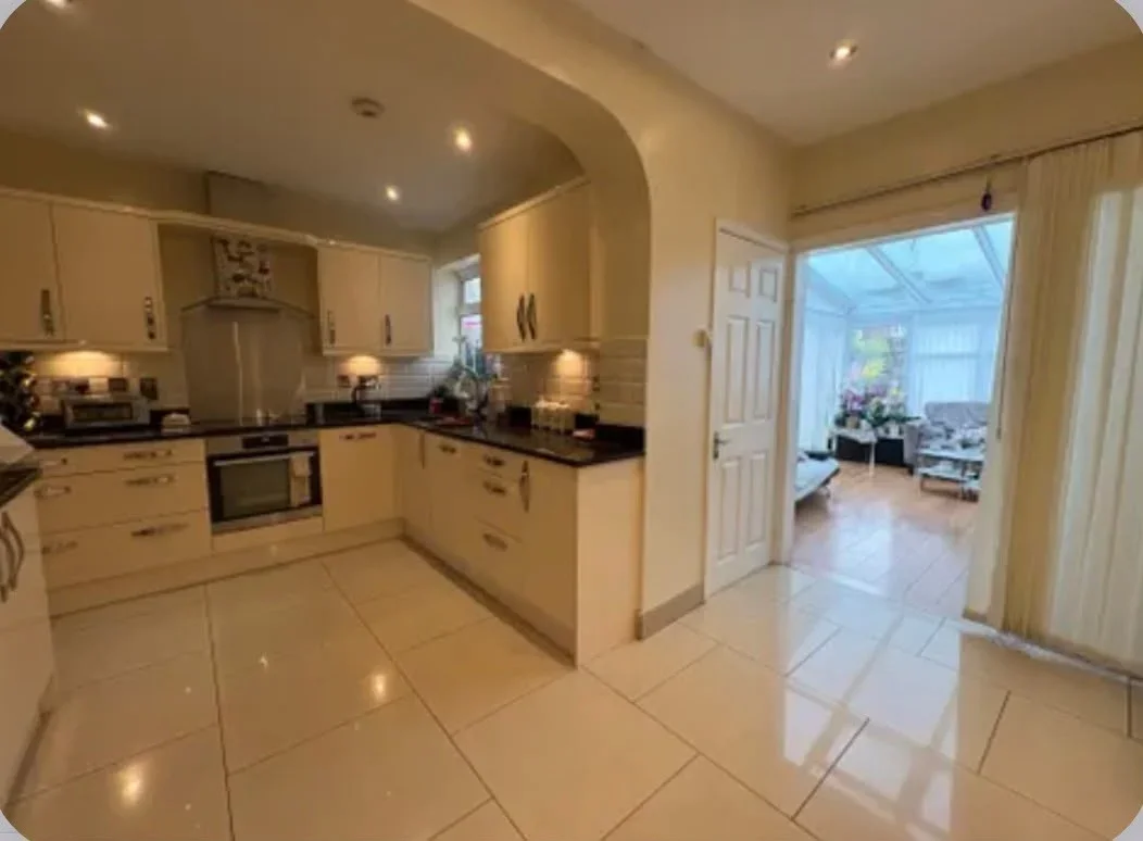 Room Rowantree Close in Greater London