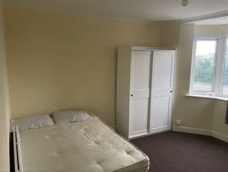 Room Grove Road in Greater London