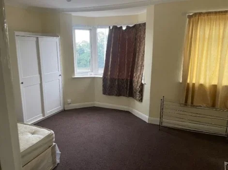 Room Grove Road in Greater London