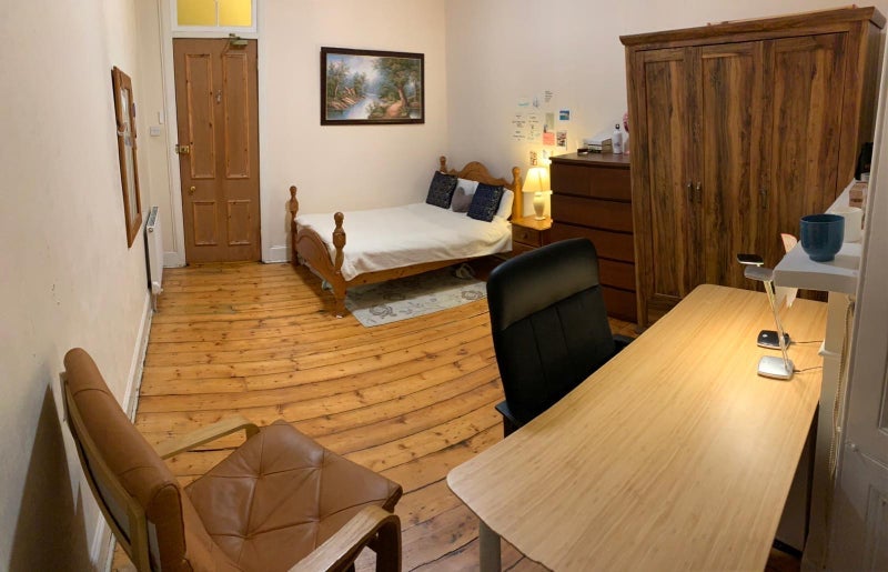 Room Cecil Street in Glasgow