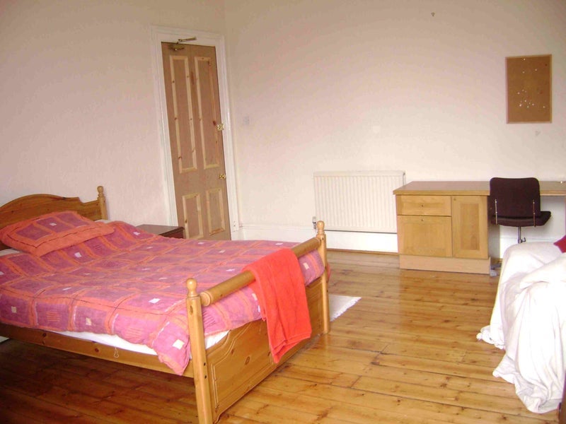 Room Cecil Street in Glasgow