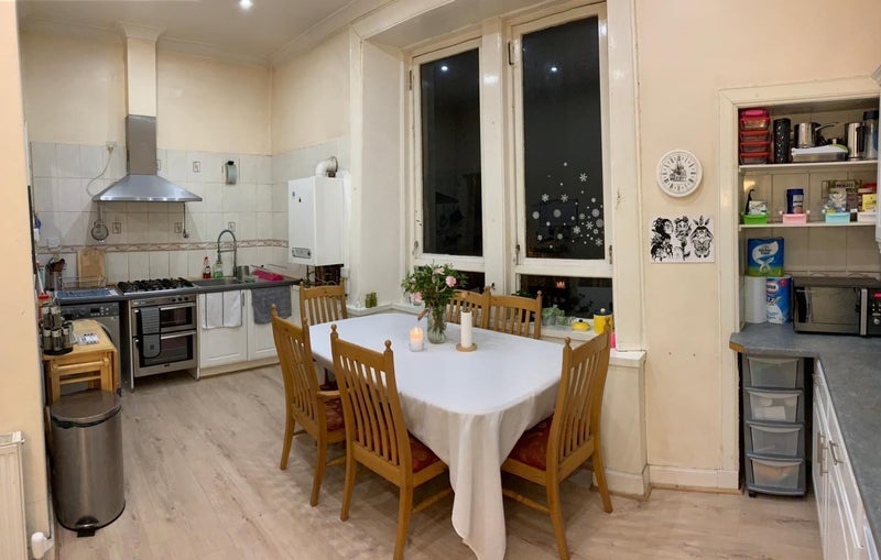 Room Cecil Street in Glasgow