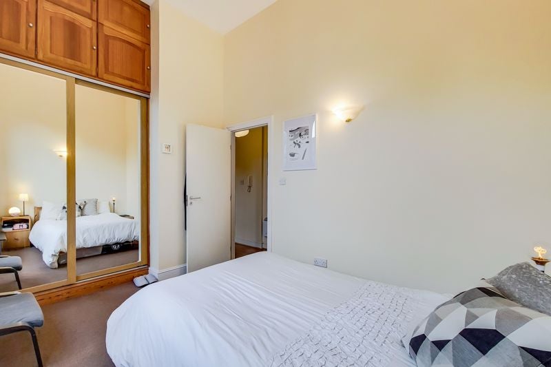 Flat Fairfield Road in Greater London