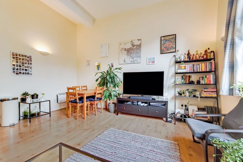 Flat Fairfield Road in Greater London