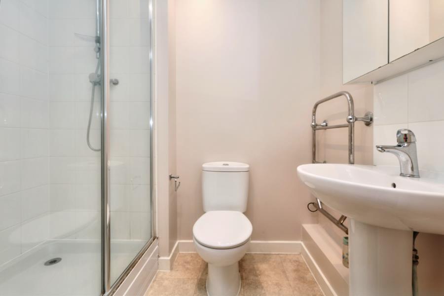 Flat Avenue Elmers in Greater London