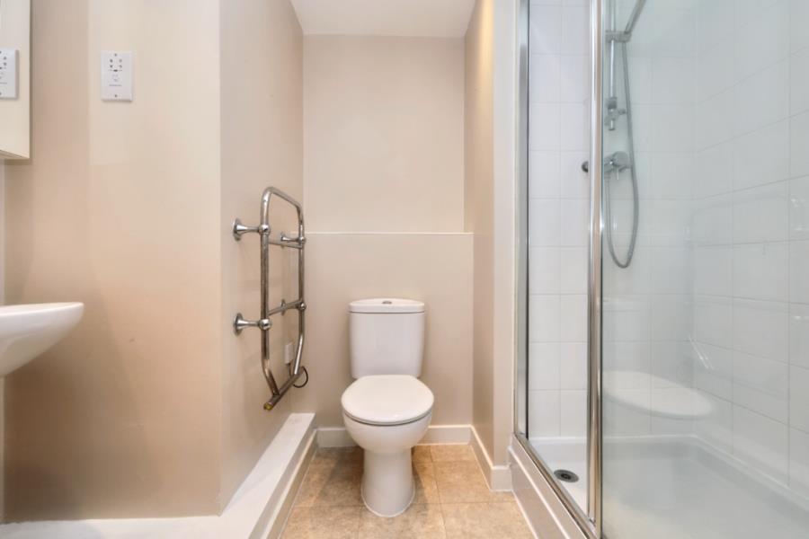 Flat Avenue Elmers in Greater London