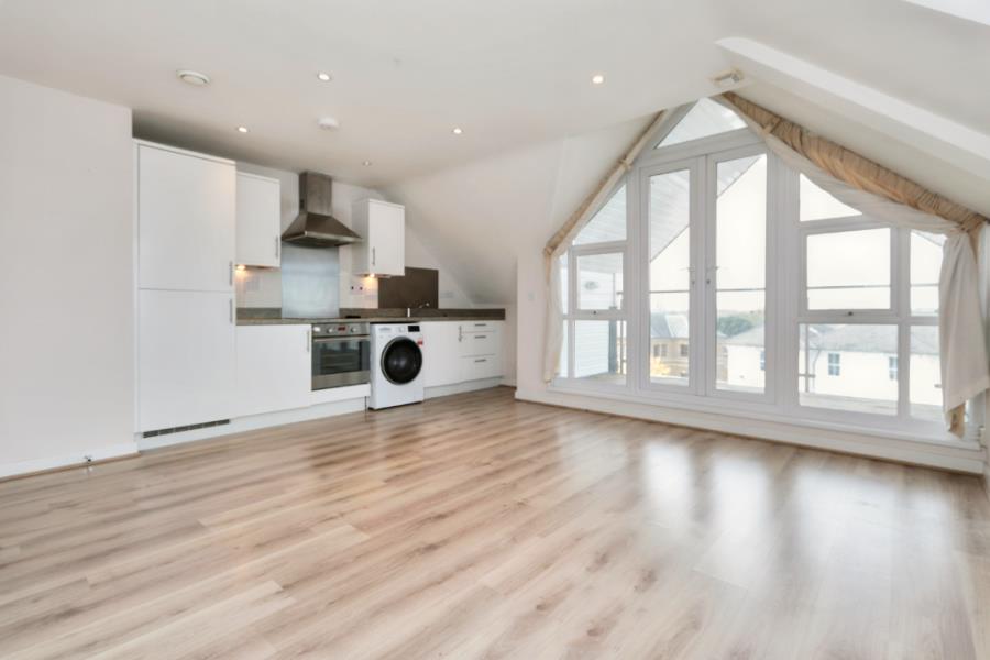 Flat Avenue Elmers in Greater London