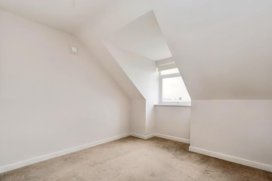 Flat Avenue Elmers in Greater London