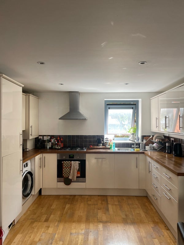 Room Hanley Road in Greater London