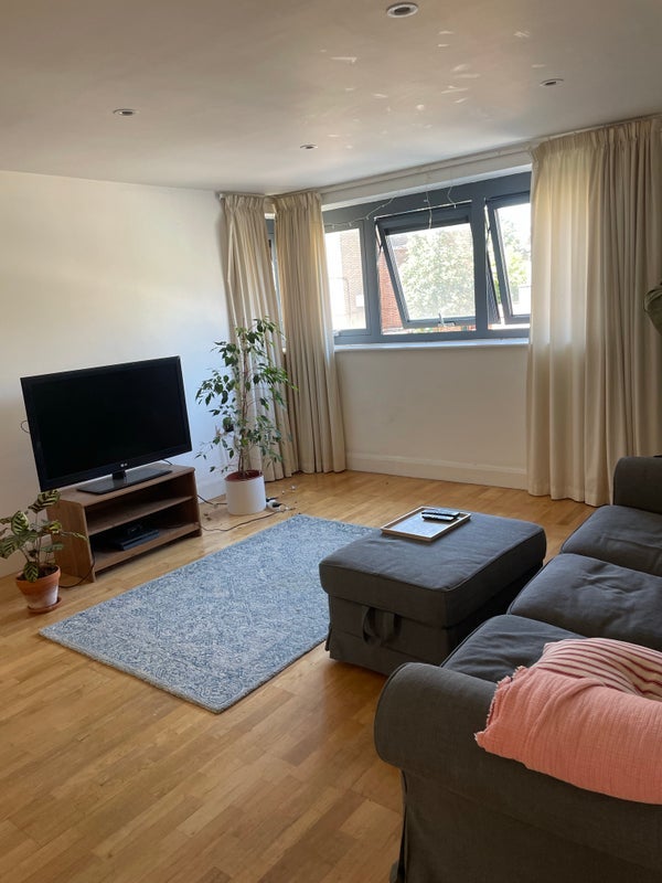 Room Hanley Road in Greater London