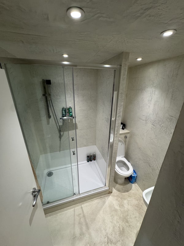 Flat Spalding Road in Greater London