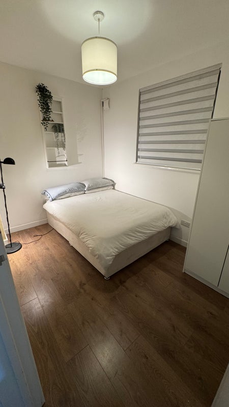 Flat Spalding Road in Greater London