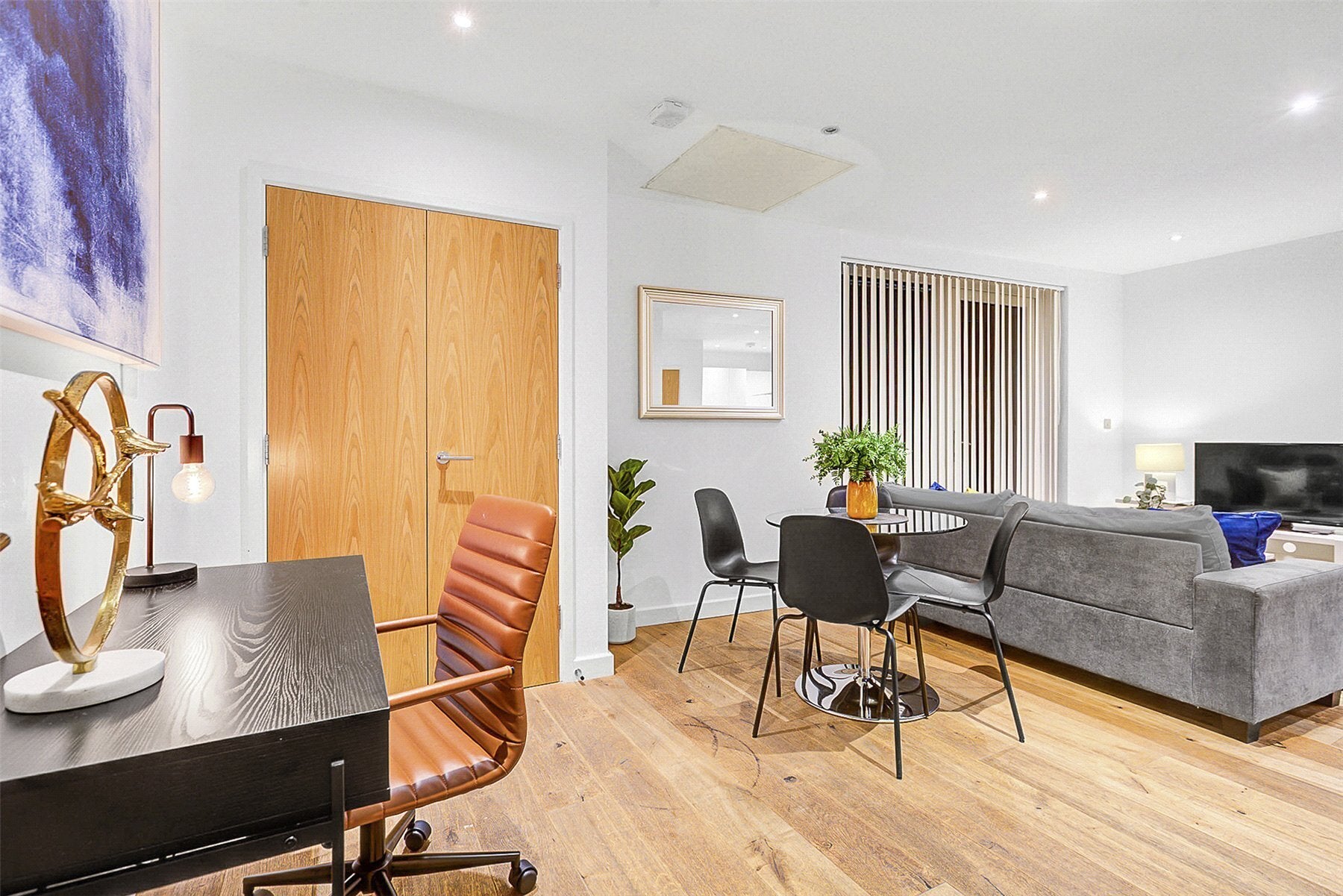 Flat Blackwall Lane in Greater London