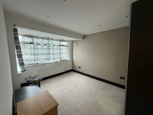Room Crow Lane in Greater London