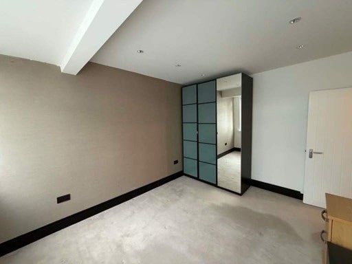 Room Crow Lane in Greater London