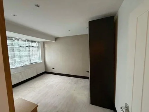 Room Crow Lane in Greater London