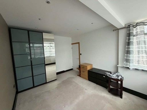 Room Crow Lane in Greater London