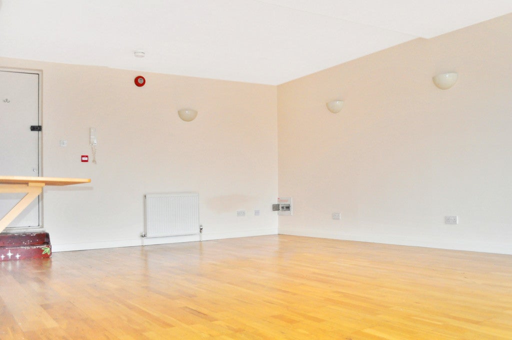 Flat Christina Street in Greater London
