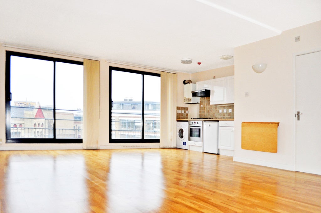 Flat Christina Street in Greater London