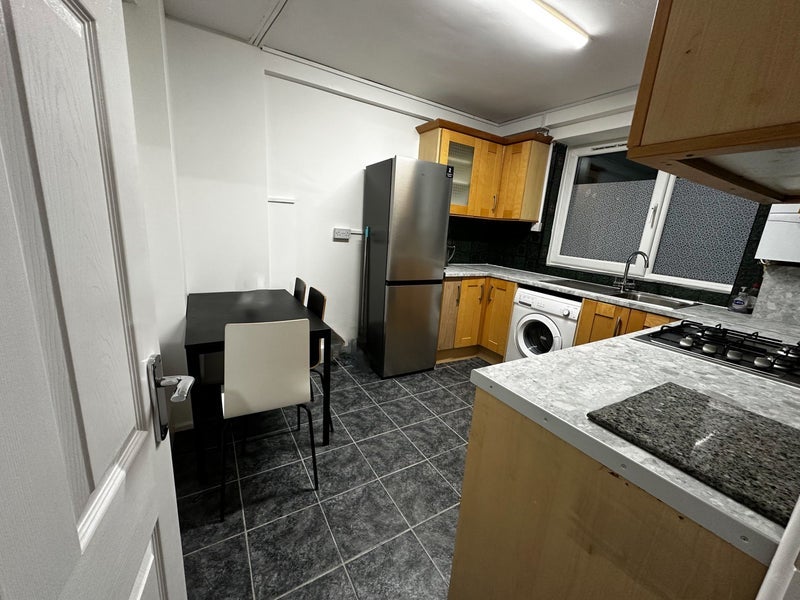 Room Gernon Road in Greater London
