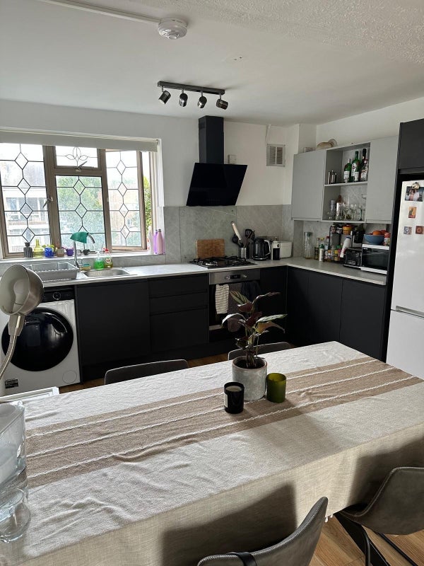 Room Cook's Road in Greater London