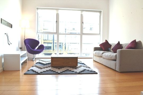 Flat Bermondsey Street in Greater London