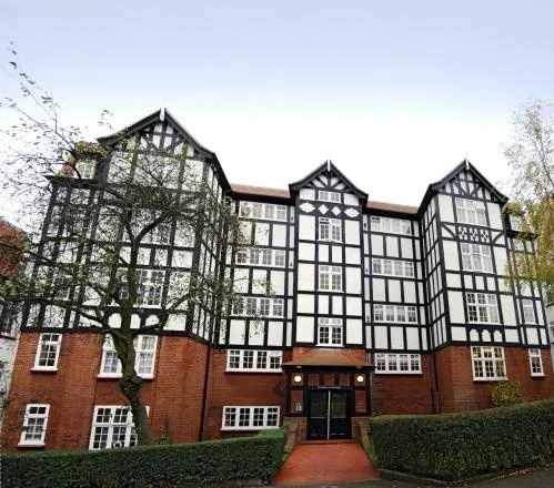 Flat Oakeshott Avenue in Greater London
