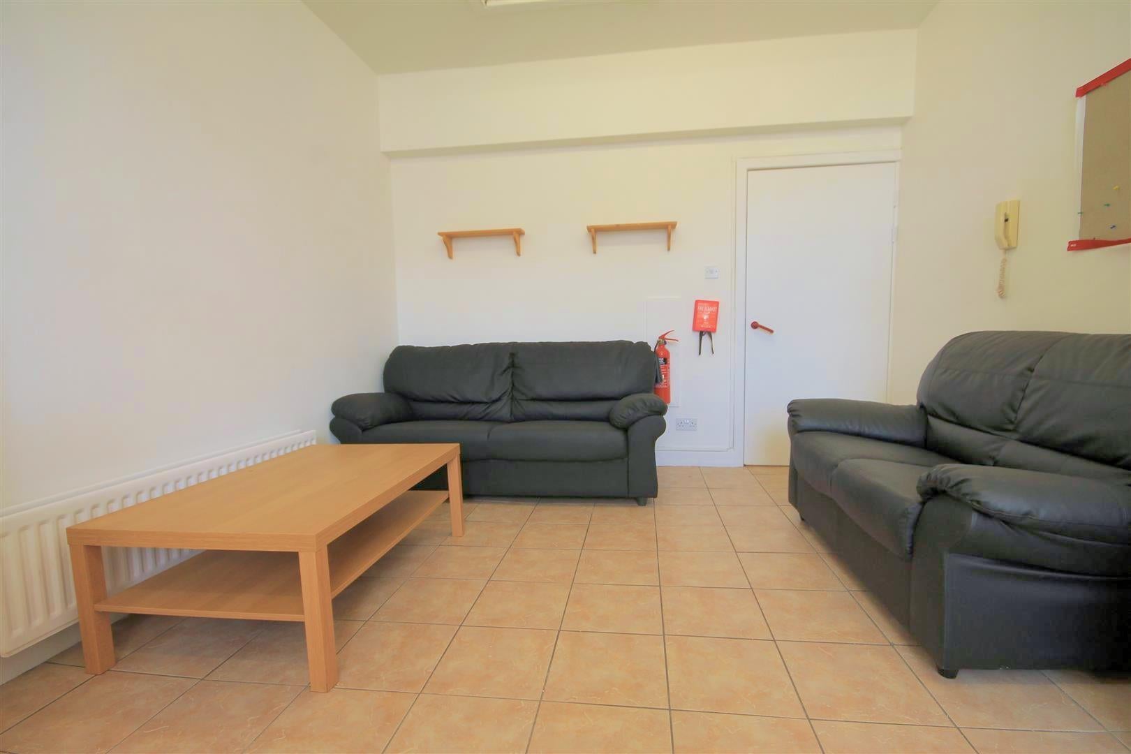 Flat Heol y Bont / Bridge Street in Newcastle Emlyn