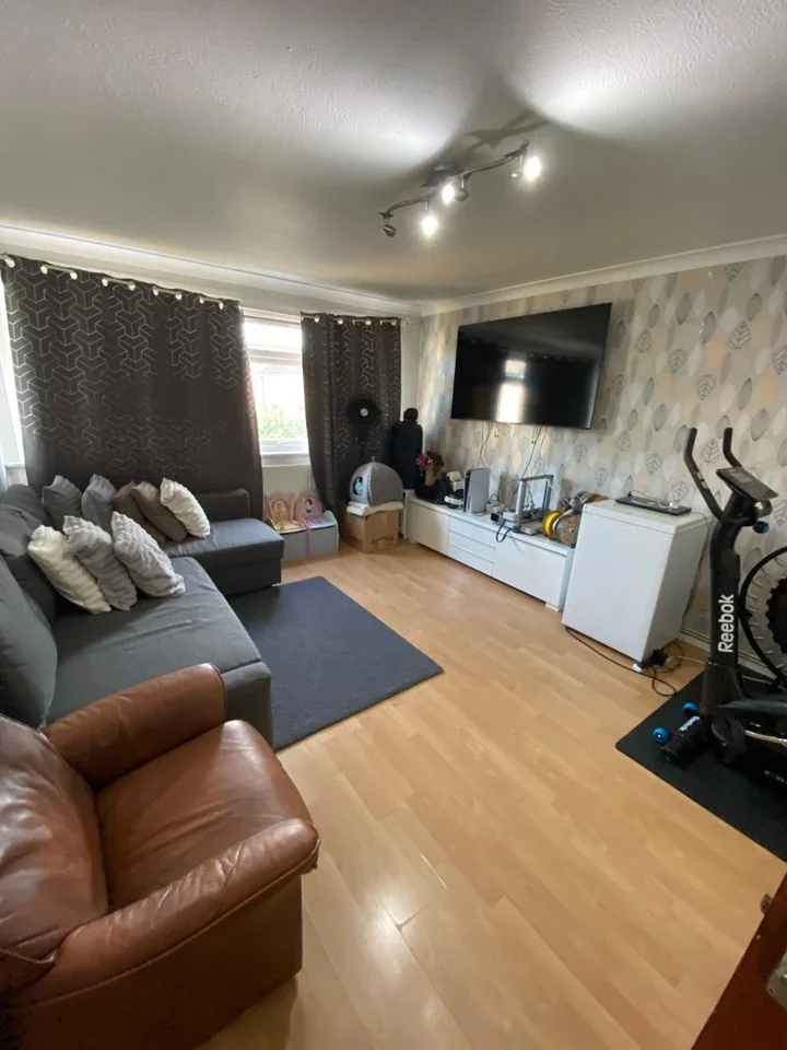 Flat Longford Court in Epsom and Ewell