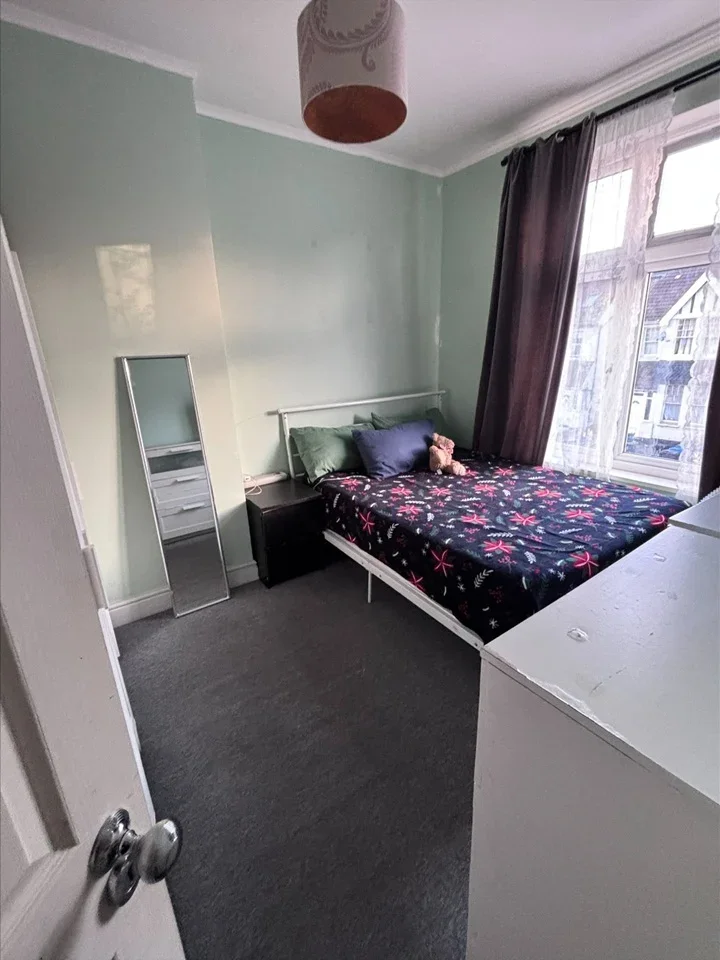 Flat Melfort Road in Greater London