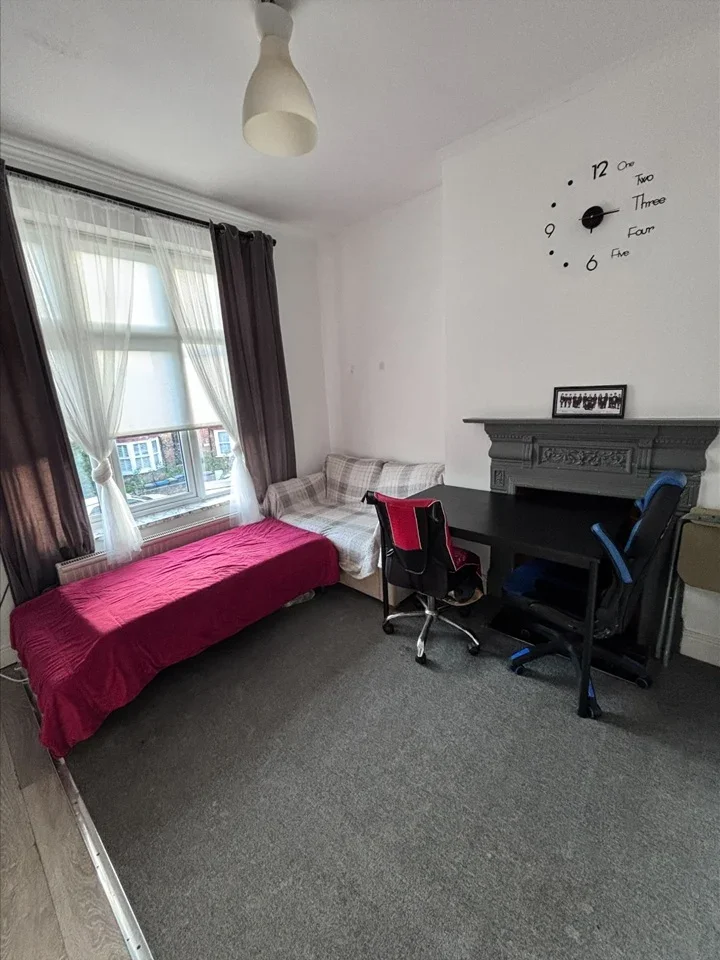 Flat Melfort Road in Greater London