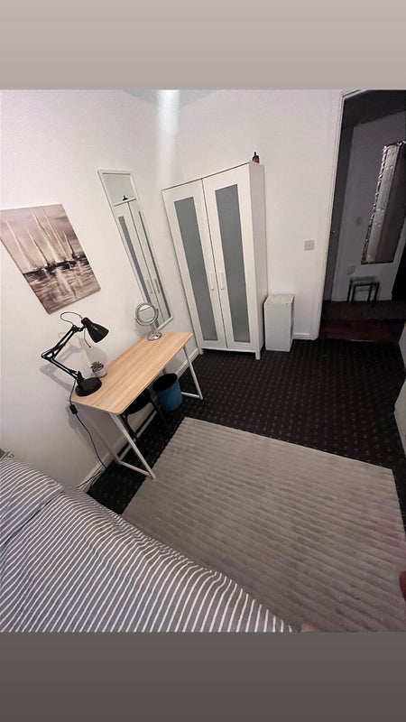 Room Lark Hill in Farnworth