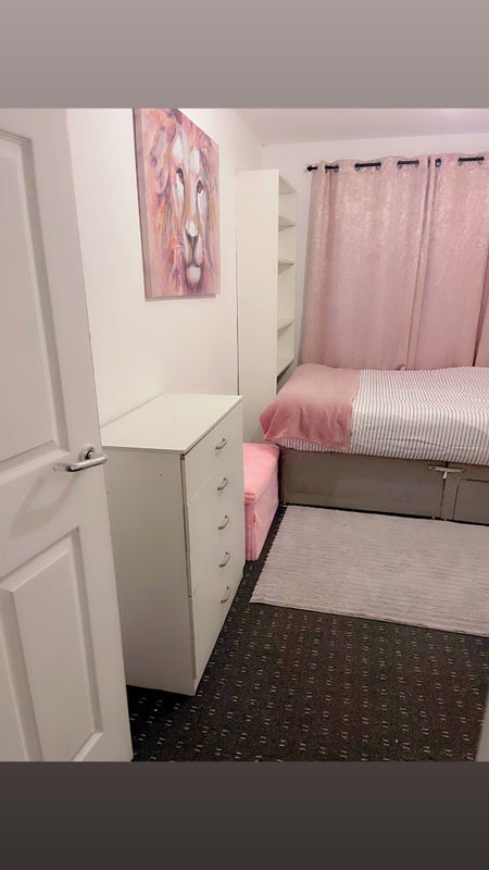 Room Lark Hill in Farnworth