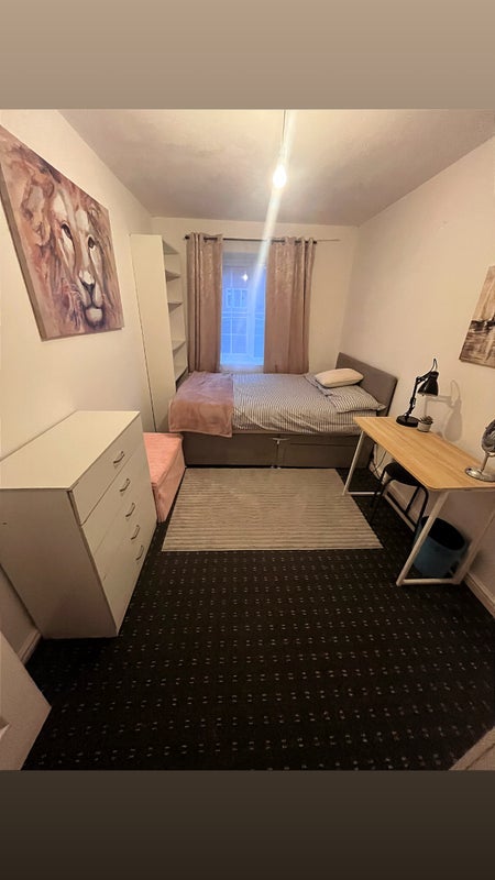Room Lark Hill in Farnworth