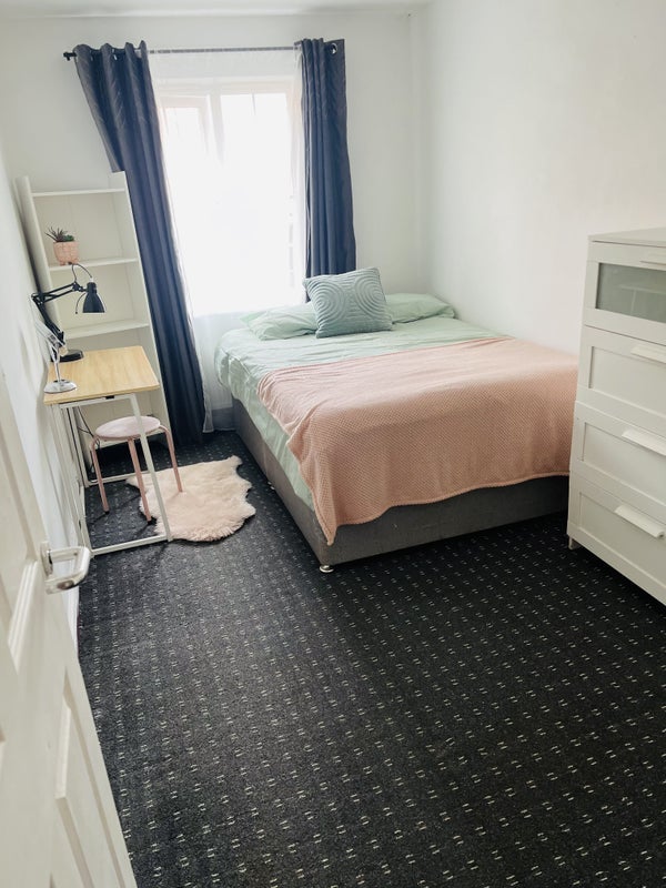 Room Lark Hill in Farnworth