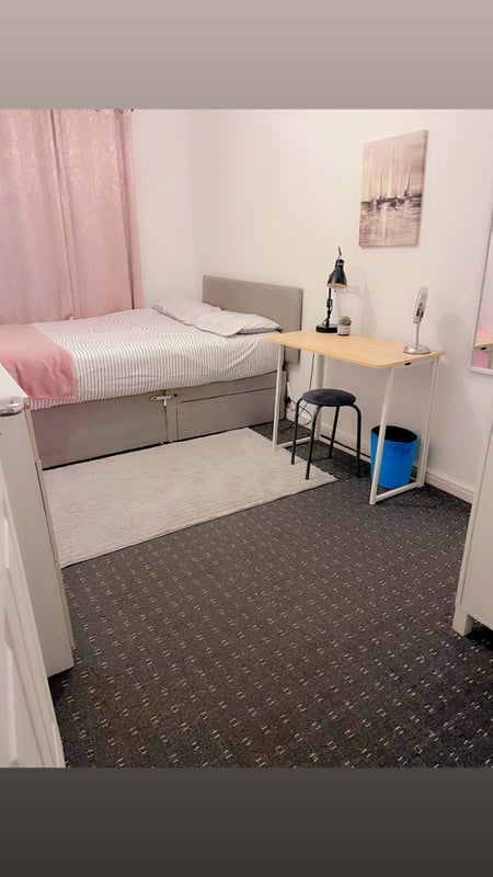 Room Lark Hill in Farnworth