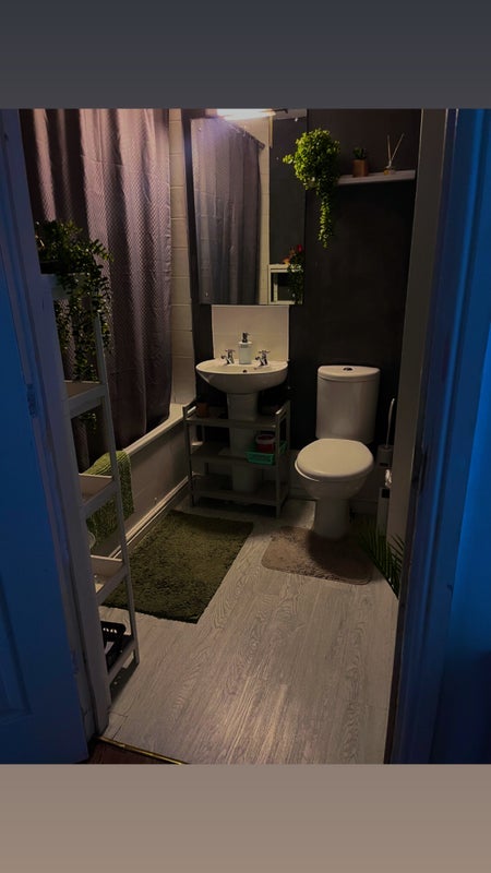 Room Lark Hill in Farnworth
