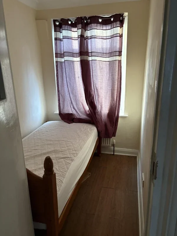 Room Henley Avenue in Greater London