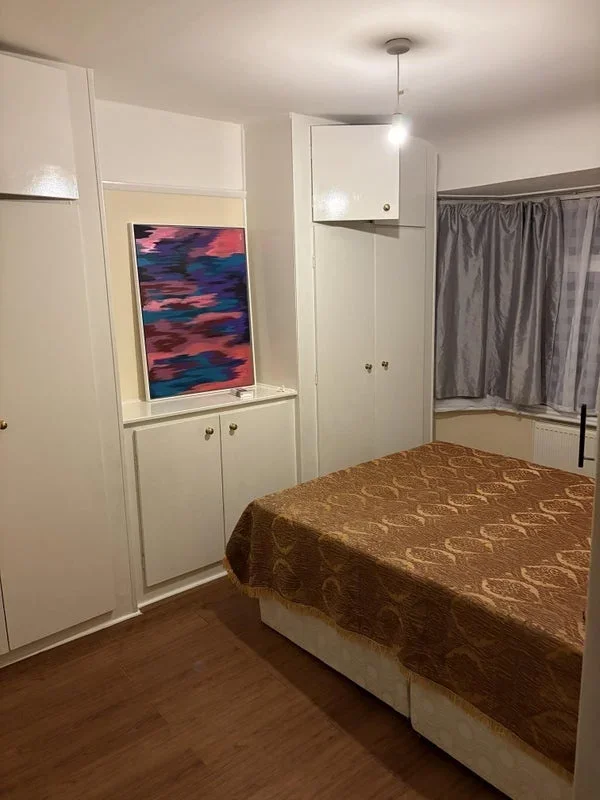 Room Henley Avenue in Greater London