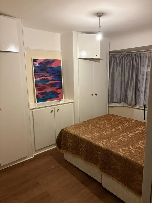 Room Henley Avenue in Greater London