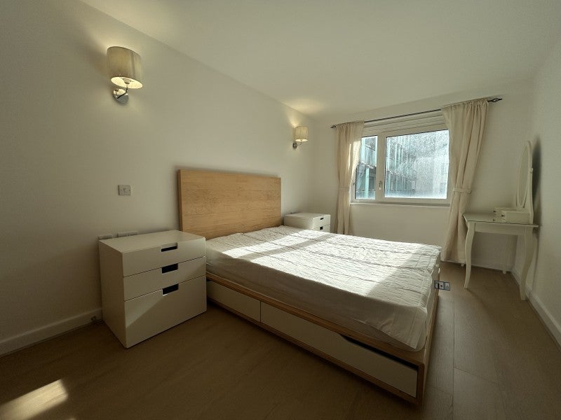 Flat Empire Way in Greater London
