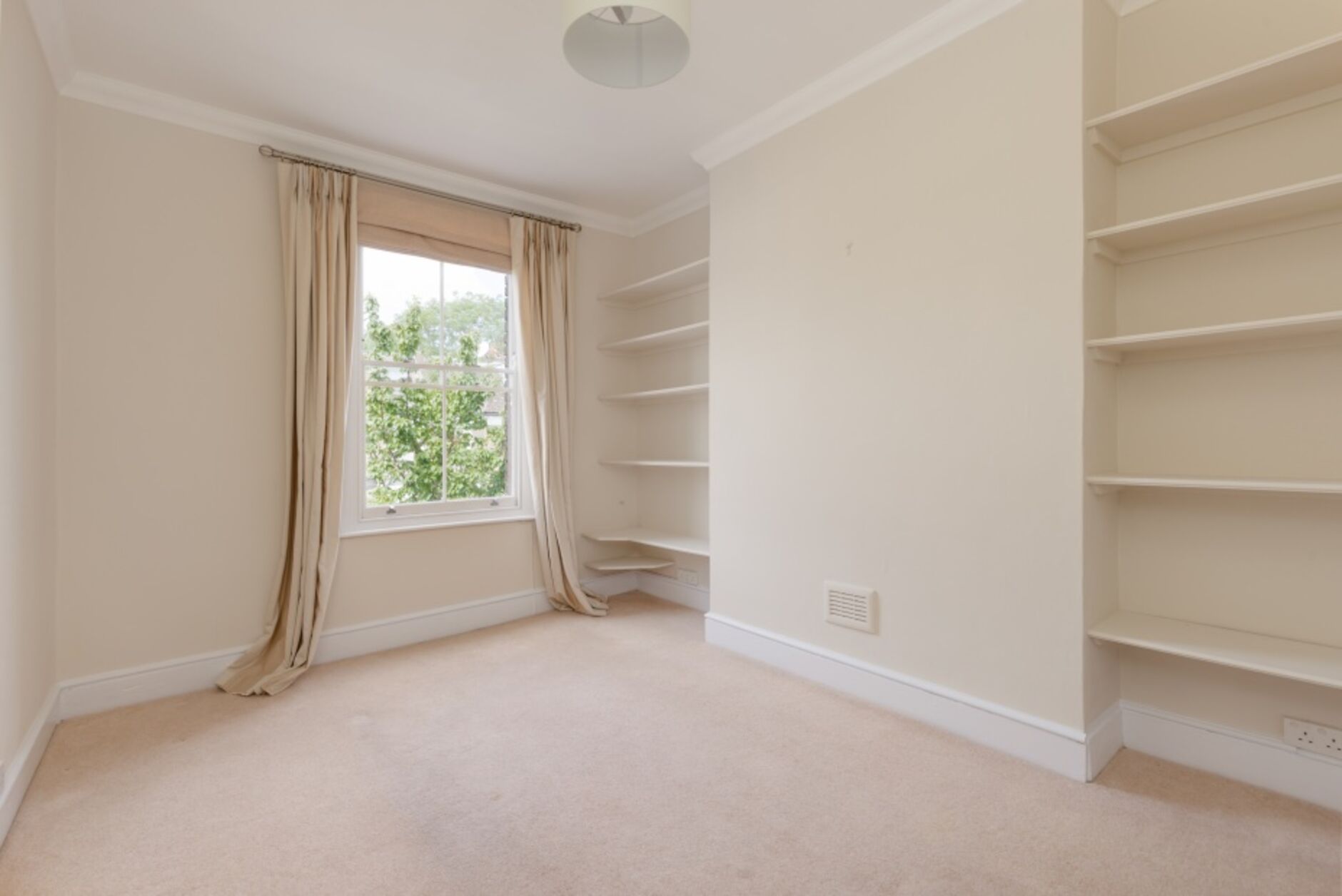 House Brackenbury Road in Greater London