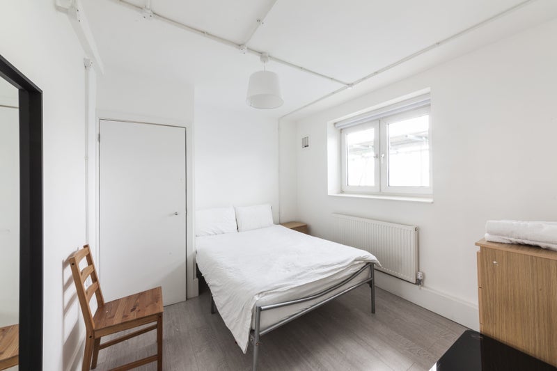 Flat Sceptre Road in Greater London