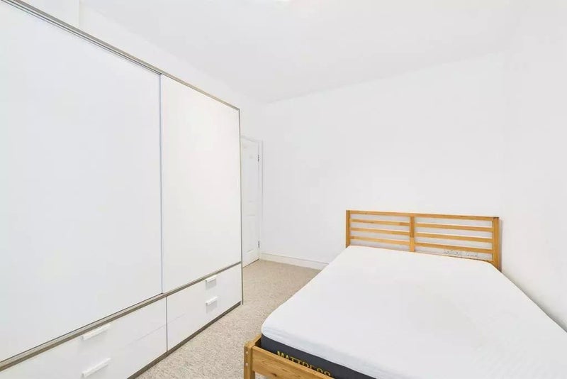 Room Arragon Gardens in Greater London