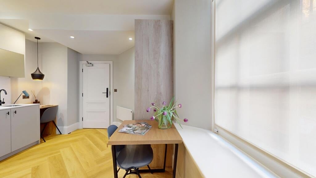 Flat Draycott Avenue in Greater London